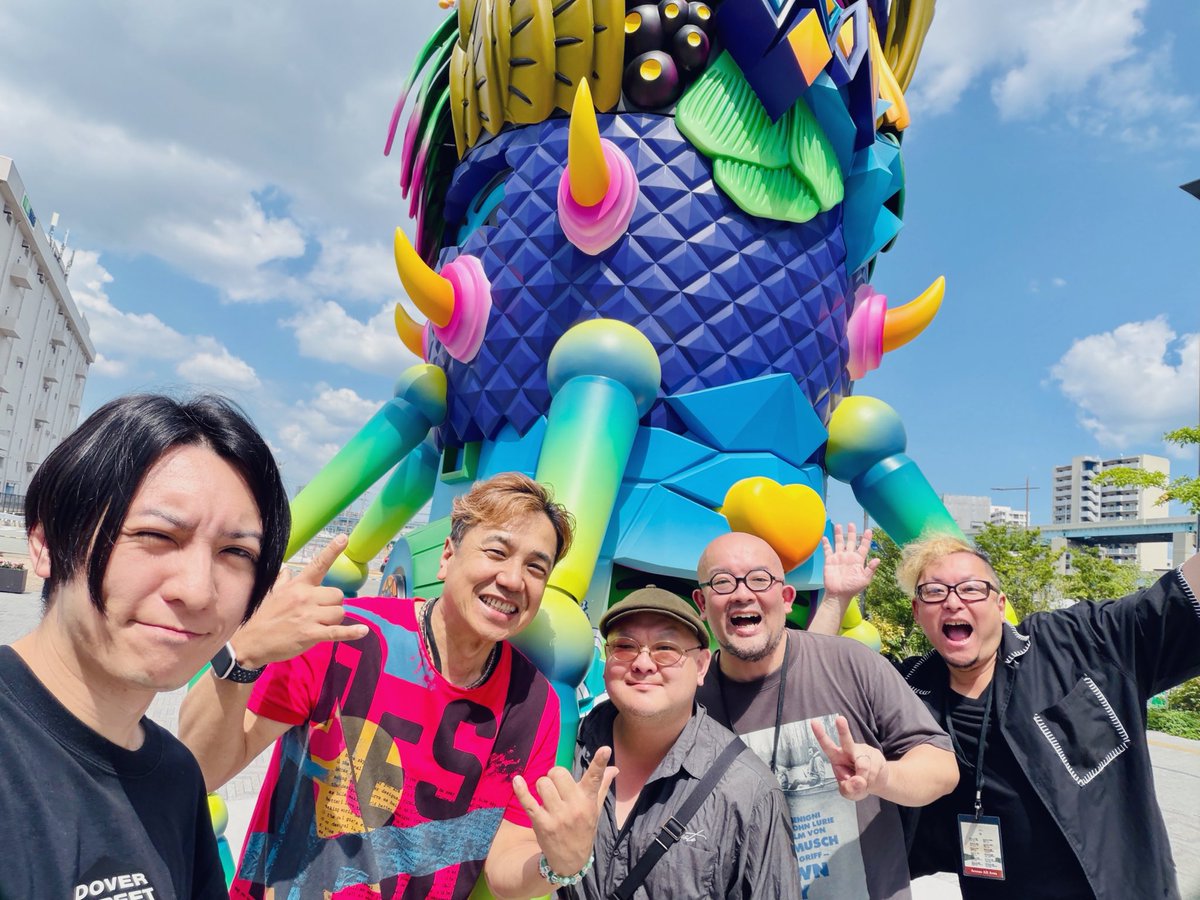 simomits's tweet photo. ヨルシカ一人称ツアー、福岡2日目ありがとうございました！燃え尽きた…

会場前のモニュメントの前で愉快な人たちに紛れ込んだわたし https://t.co/O7G9BJcDF1