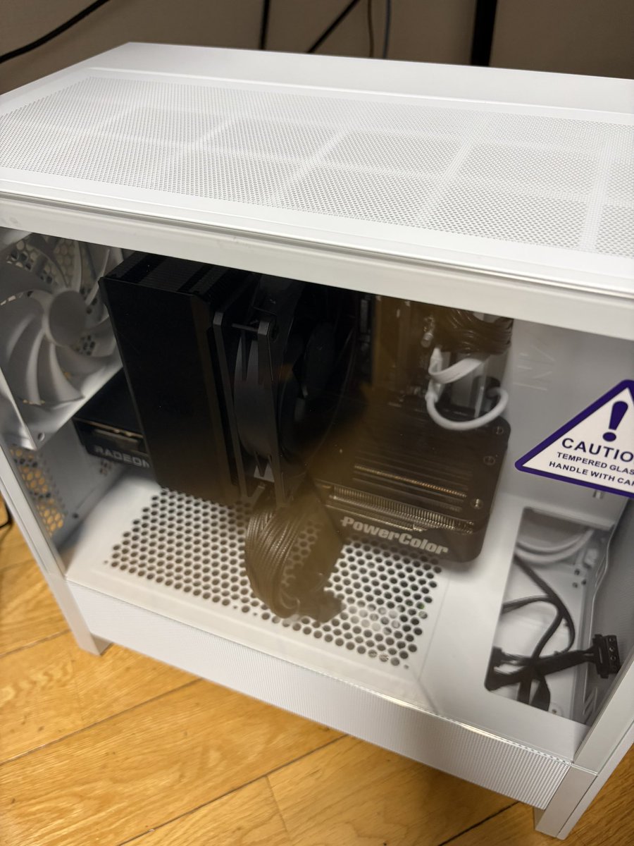 xeifvs99's tweet photo. 今のpcでも別にあんまり困ってないのに新しいpc買っちゃった https://t.co/QzSXfrIhiM