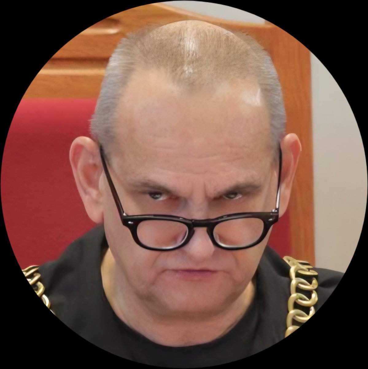 BratPete7's tweet photo. Dzień 150. przypominania o tym, że Paweł Kozanecki zabił dwie kobiety, a dzięki kuriozalnemu wyrokowi sędziego Karola Radaszkiewicza jedyną karą, jaką za to poniesie, będzie 1,5 roku pozbawienia wolności. https://t.co/InQVZWWDO2