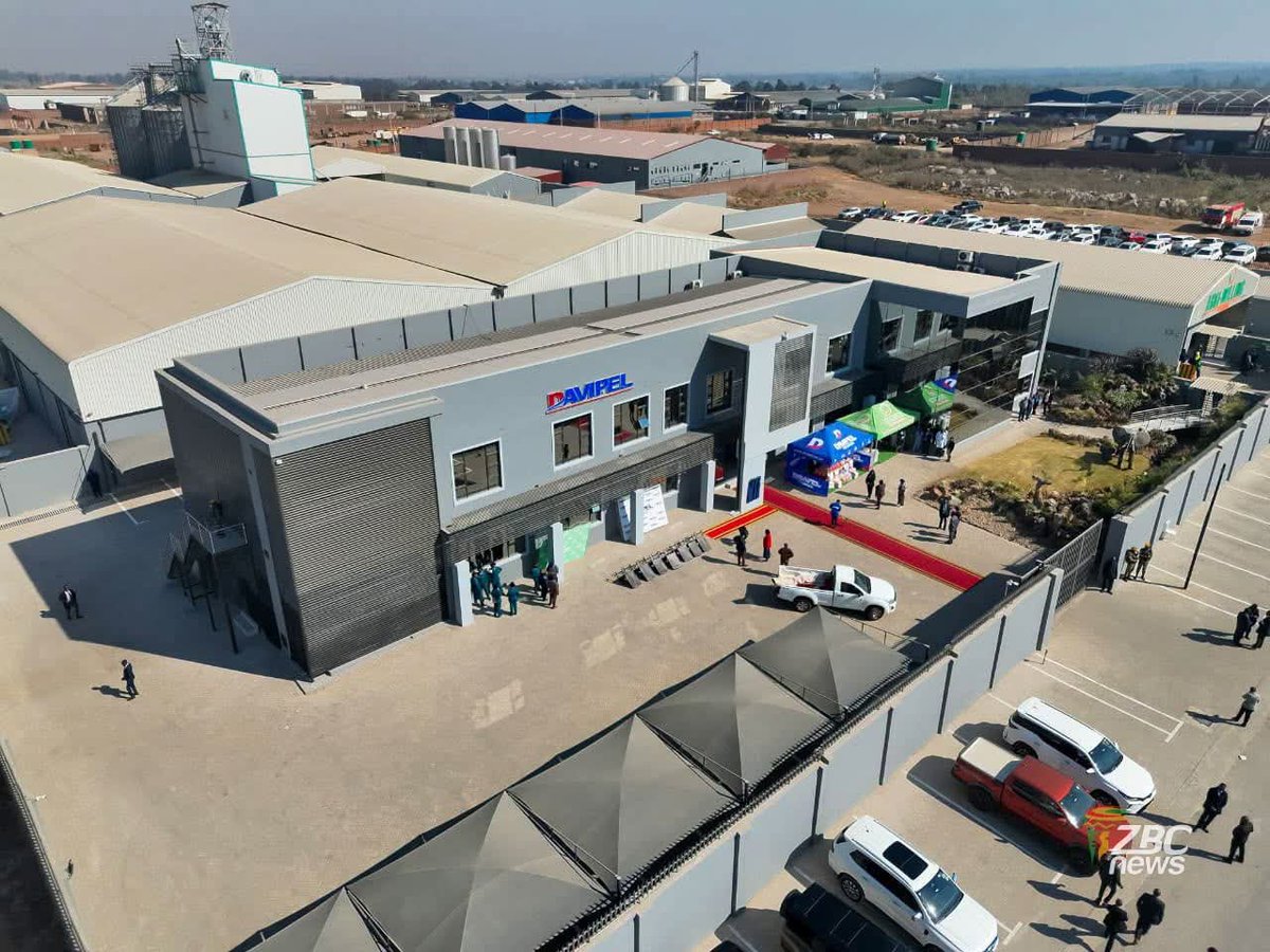 ZimGvt_NDS1's tweet photo. 🇿🇼 NDS2 | President Mnangagwa commissioned the new Davipel Head Office and Agro Milling Plant in Sunway City, boosting agro-processing, manufacturing, job creation and value addition. The investment supports Zimbabwe's industrialisation drive under Vision 2030. https://t.co/kyYYUeYSeU