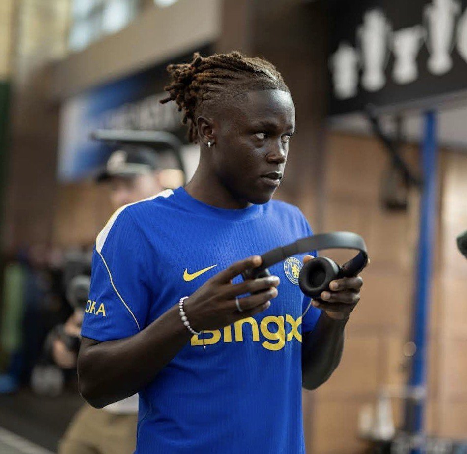Dat_boy_nino's tweet photo. What has Chelsea signes? Bro Quenda is a faster version of Olise, wtf am I watching? 😭😭 https://t.co/7Ej9gPYDjQ