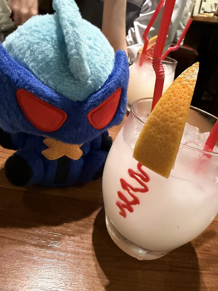 genjitsu_bye02's tweet photo. 本日
でっけ〜🍩とシナモンロール
と
酒場 https://t.co/g4uqri3Xro