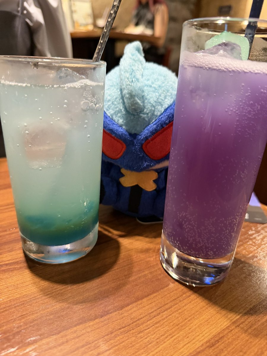 genjitsu_bye02's tweet photo. 本日
でっけ〜🍩とシナモンロール
と
酒場 https://t.co/g4uqri3Xro