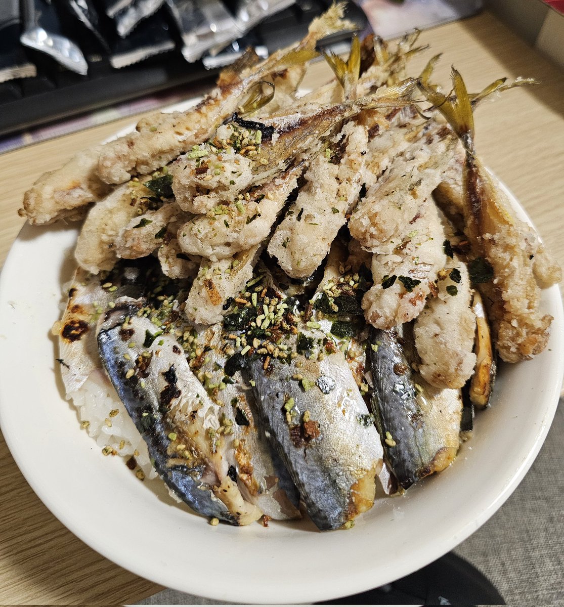 bochi0815's tweet photo. 〆鯖炙り丼 アジetcのフライを添えて https://t.co/1yMXUwo9Ir