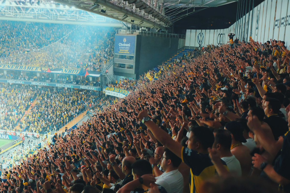 gencfborg's tweet photo. SEN BEN YOK;
FENERBAHÇE VAR!

TELEFONLARIMIZ KAPALI;
SADECE OKUL AÇIK!

90 DAKİKA BOYUNCA TRİBÜNDE TAKIMLA BİRLİKTE… #KoyYüreğini! https://t.co/7fknn0V3ej