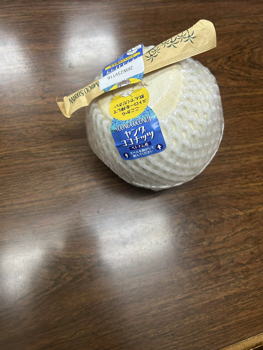 annkolomoti's tweet photo. 人生初ココナッツ🥥実飲！ https://t.co/XzwTMuXzn0