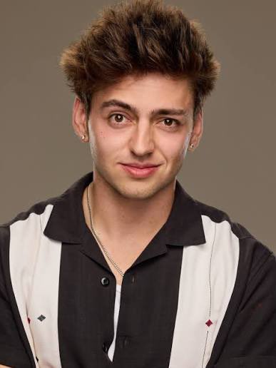 diaryroom's tweet photo. This is not the same person #bb28 https://t.co/P0UlSgME0l
