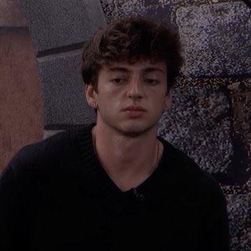 diaryroom's tweet photo. This is not the same person #bb28 https://t.co/P0UlSgME0l