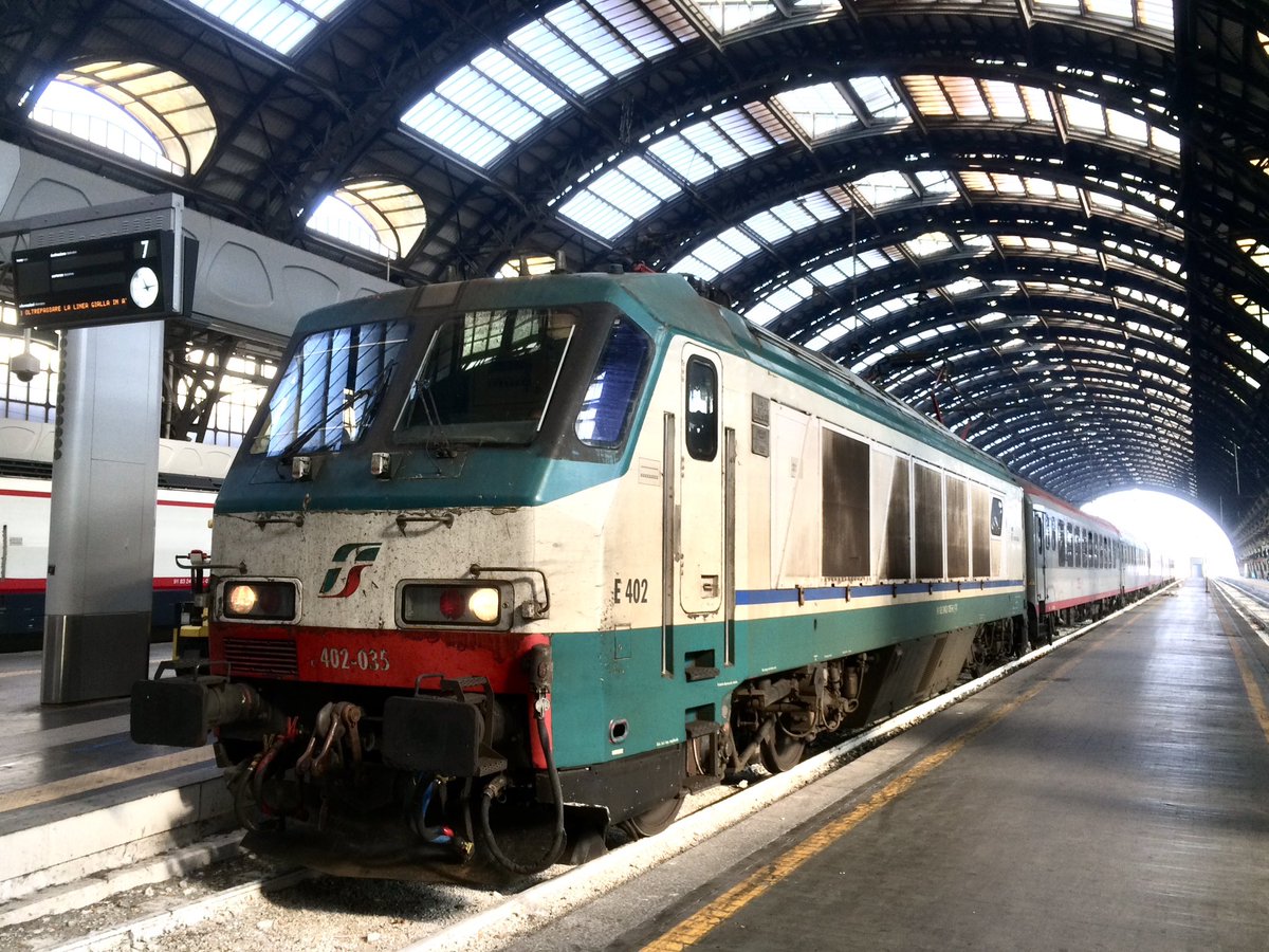 yutakki's tweet photo. ミラノ中央駅に到着したE402A牽引の夜行列車です。ウイーン発ENとミュンヘン発CNLの併結編成でした。今となっては客車もちゃんと記録しておけば良かったと後悔しています。 https://t.co/lsCutfL4dQ
