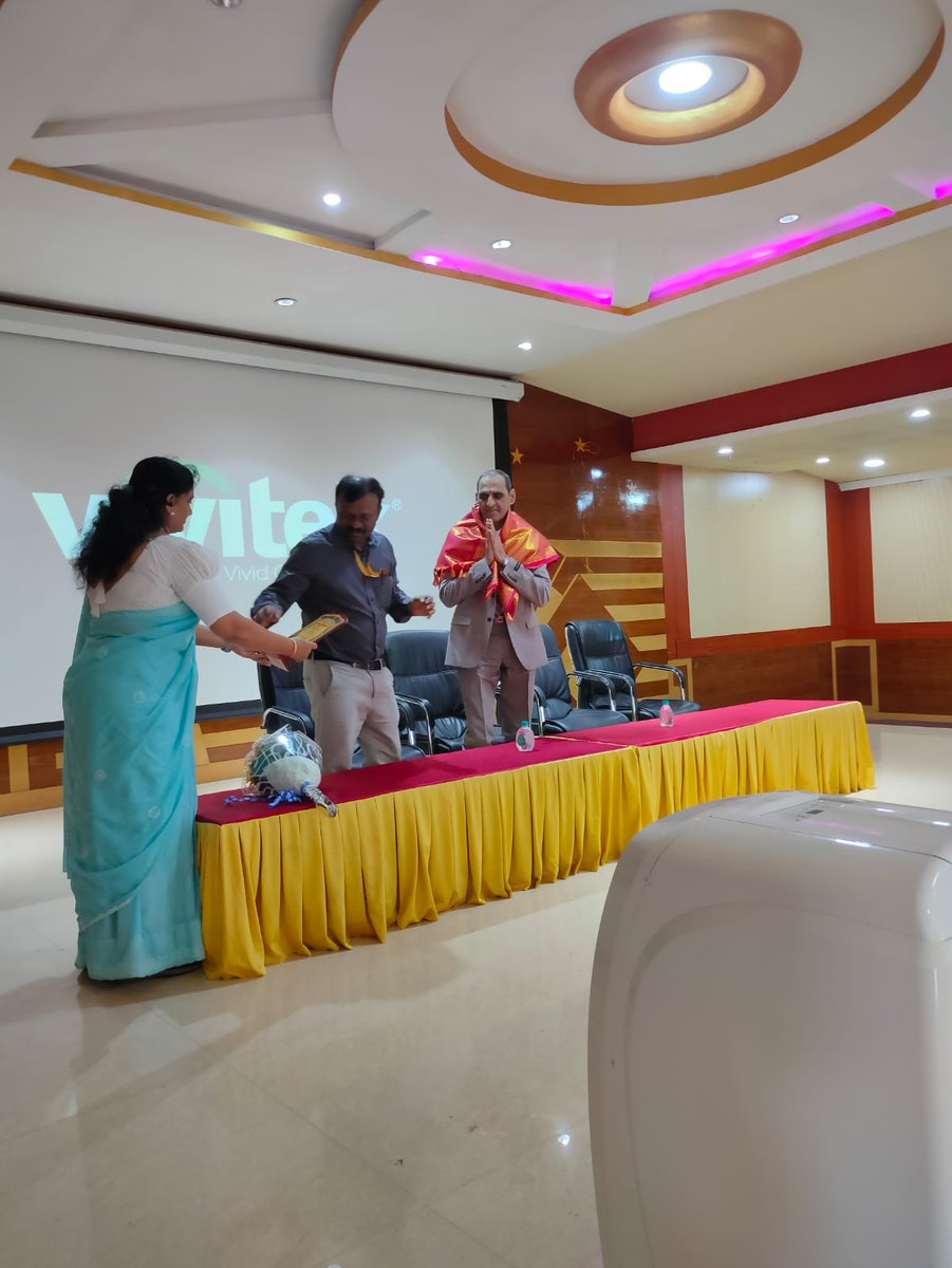 acscebangalore's tweet photo. 🎓✨ #InductionProgram2026 at #DrACSCE featured an inspiring #PencilParable session by Dr. Krishna Rangaswamy, motivating first-year students to embrace purpose, resilience &amp; self-belief. 🚀📚 #FirstYearUG #StudentDevelopment #FutureLeaders #EngineeringEducation https://t.co/wkvVSmiHJY