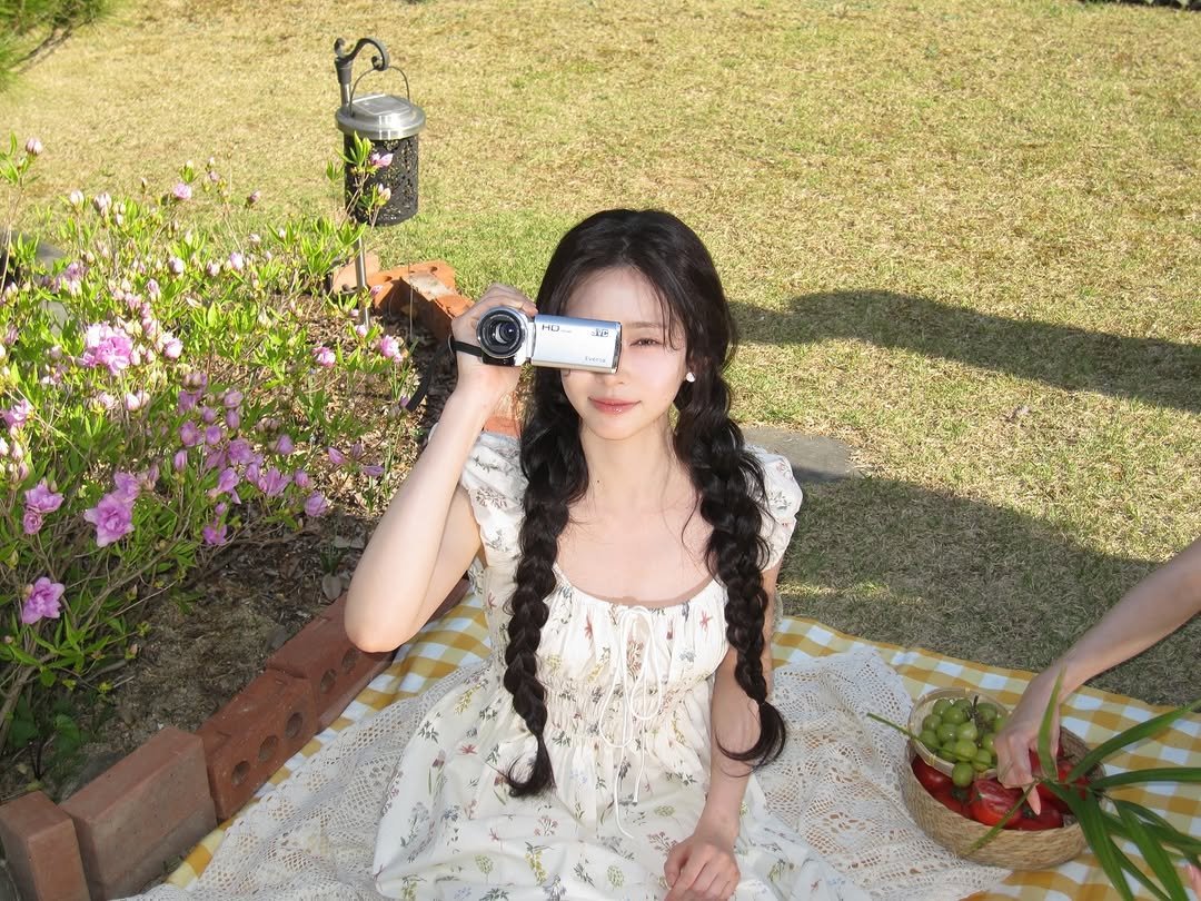 Kimoinju's tweet photo. a little picnic, an old camera, and a moment that feels like it belongs in a childhood memory book. 🍓 https://t.co/sApCiYx0Xr