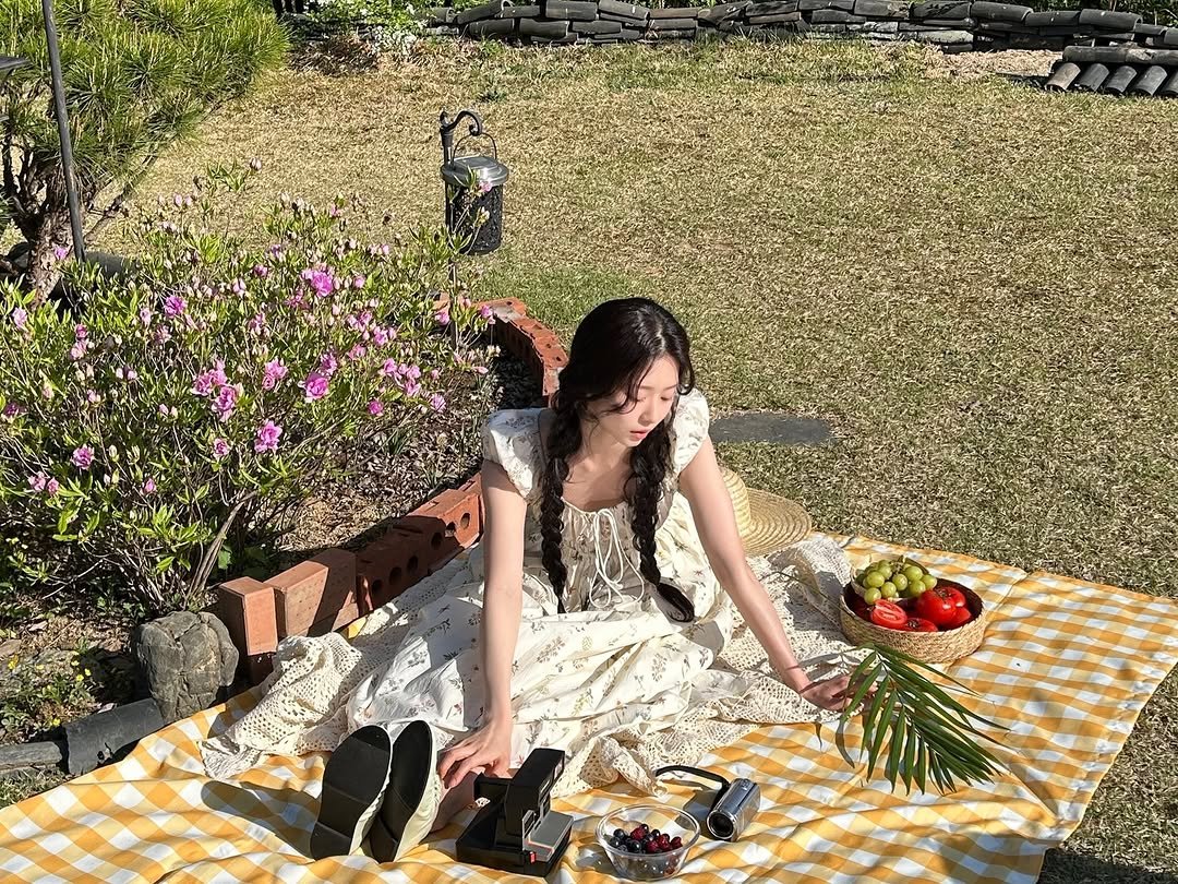 Kimoinju's tweet photo. a little picnic, an old camera, and a moment that feels like it belongs in a childhood memory book. 🍓 https://t.co/sApCiYx0Xr