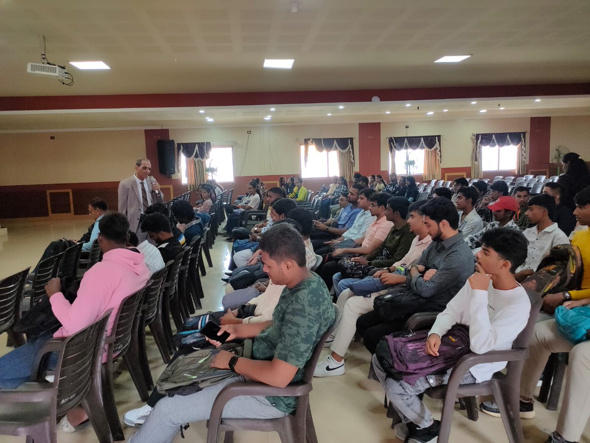 acscebangalore's tweet photo. 🎓✨ #InductionProgram2026 at #DrACSCE featured an inspiring #PencilParable session by Dr. Krishna Rangaswamy, motivating first-year students to embrace purpose, resilience &amp; self-belief. 🚀📚 #FirstYearUG #StudentDevelopment #FutureLeaders #EngineeringEducation https://t.co/iT6zWZsBZP
