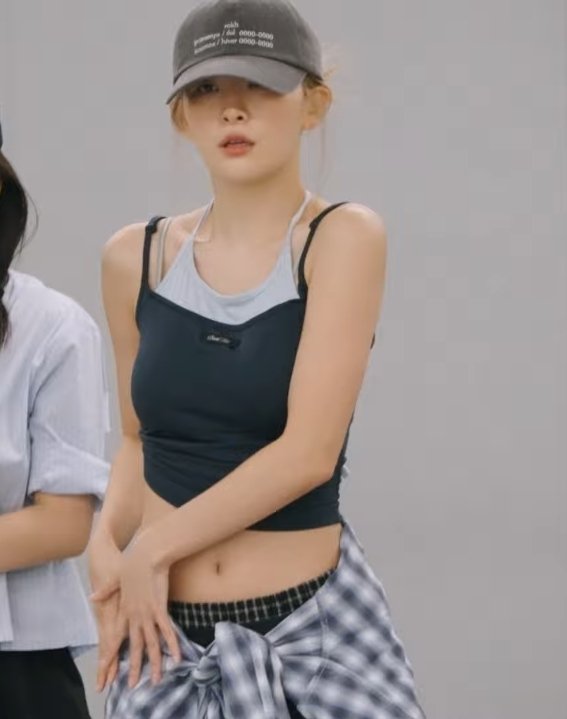 KSGUpdates's tweet photo. The evolution of Seulgi's Day 2 dance practice look https://t.co/rkHpnzIggM