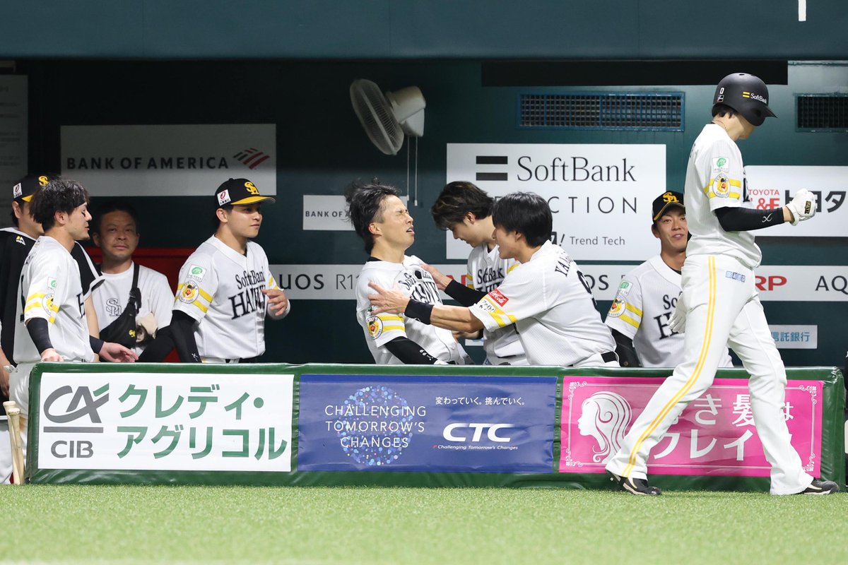 takafullc2's tweet photo. 勝ち越し2ランを放った野村勇選手より

先輩たちの方が喜んでる？😂

ベンチに戻ると、柳田悠岐選手と牧原大成選手にもみくちゃに…😆

photo by Kazutaka Kuriki📷 https://t.co/4o4FwK9mNW