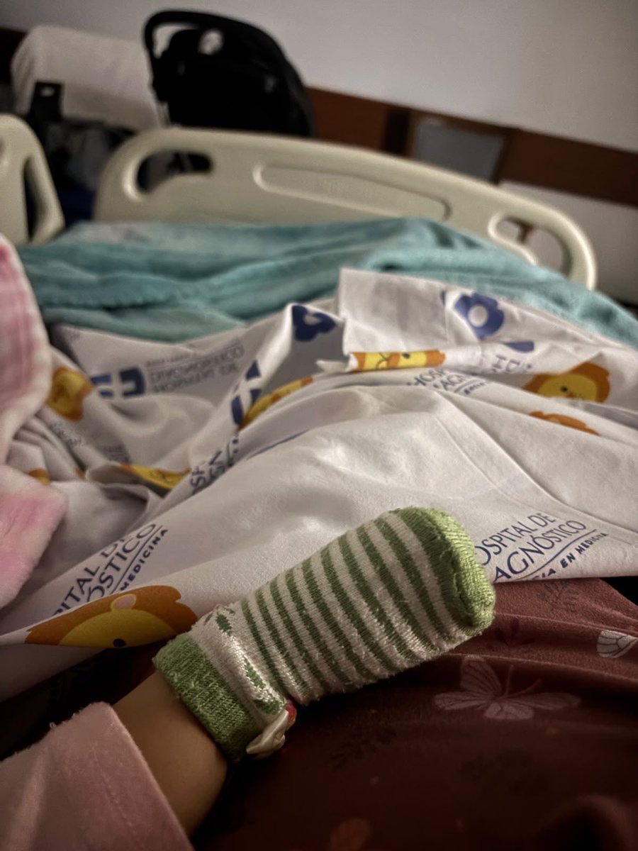 sritakate's tweet photo. Particularmente estos días han sido difíciles para mí, pero tener a mi hija hospitalizada ha sido lo peor de todo. Estoy confiando en Dios salgamos de todo esto pronto, el siempre con nosotros. #Fe https://t.co/9ITY24EYo5
