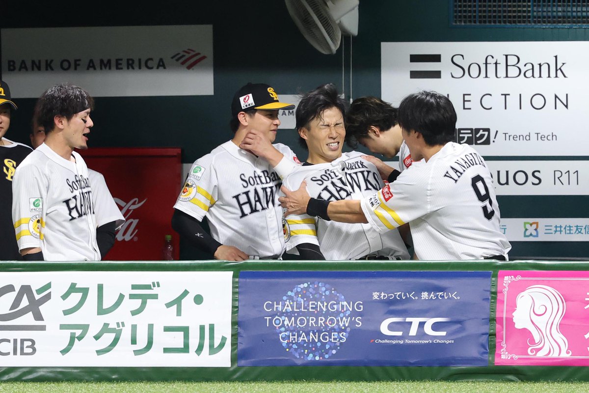 takafullc2's tweet photo. 勝ち越し2ランを放った野村勇選手より

先輩たちの方が喜んでる？😂

ベンチに戻ると、柳田悠岐選手と牧原大成選手にもみくちゃに…😆

photo by Kazutaka Kuriki📷 https://t.co/4o4FwK9mNW
