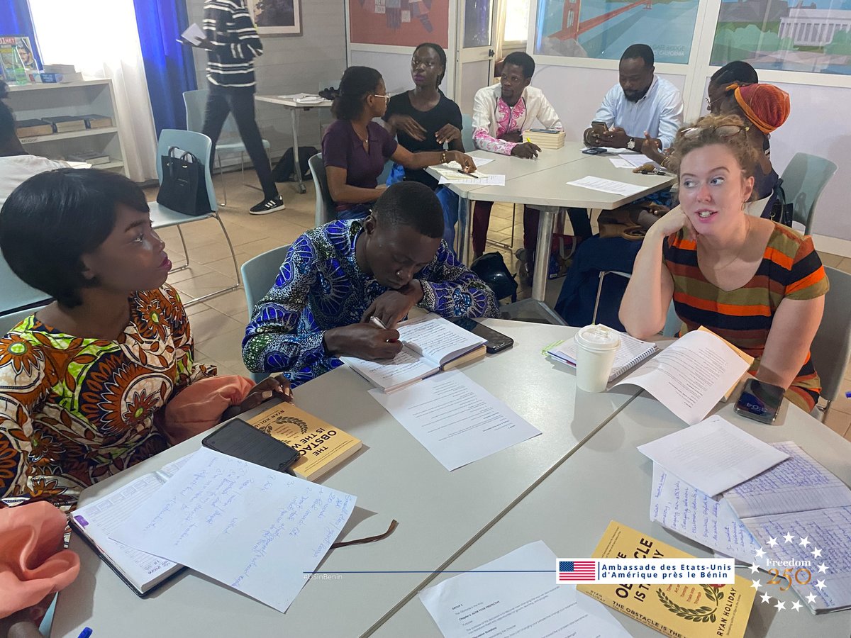 USEmbassyBenin's tweet photo. Au cours de sa récente visite au Bénin, la Spécialiste Régionale de l'Engagement Public (REPS) Hannah Fitter a rencontré des  jeunes Béninois dans les American Spaces pour échanger autour du leadership, du développement personnel et des opportunités professionnelles.  

À l'American Corner de l'Université d'Abomey-Calavi, Hannah a facilite une discussion autour du livre The Obstacle Is the Way de Ryan Holiday ainsi qu'à un échange inspiré d'un TED Talk sur la réussite des entretiens d'embauche.  

Au Centre Américain de Cotonou, Hannah a également partagé son parcours de diplomate, son expérience de supervision des American Spaces dans dix pays d'Afrique de l'Ouest et répondu aux nombreuses questions des participants sur la diplomatie, les carrières internationales et l'engagement communautaire.  

À Porto-Novo, Hannah Filter s'est jointe aux participants de l'American Corner de Porto-Novo à l'occasion de leur club d'anglais hebdomadaire. Une cinquantaine de participants de tous âges se sont réunis pour cette séance (qui a lieu tous les mercredis de 15 h à 17 h). Grâce à des activités ludiques et interactives, chacun a pu s'exercer à parler anglais dans une ambiance chaleureuse et accueillante. 

Merci à tous les participants pour leur curiosité, leurs questions et la qualité des échanges !  

#USinBenin #AmericanSpaces  #YouthLeadership #MeetADiplomat