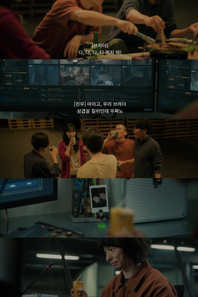 mydramaxz's tweet photo. 브라더 진짜 안아줘야돼... 킬쇼에서 삼겹살은 가족이란뜻인데 삼겹살먹는 팀머더헬프 사이에 얘 혼자 혼다 생각하잖아  형사진에 건배하잖아 씨앙.... https://t.co/2LDYsiKfk4