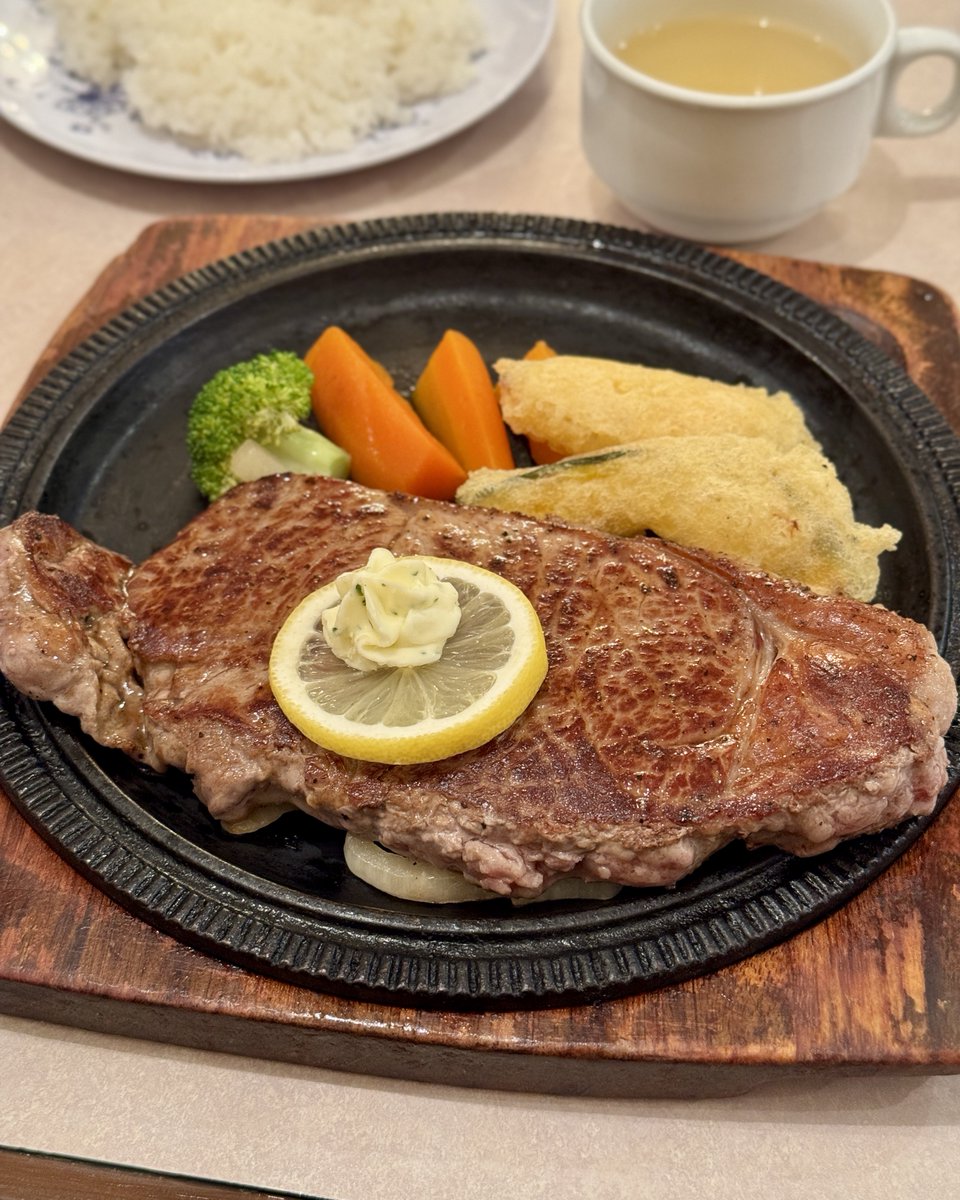 sleep_t's tweet photo. 街の洋食屋さんでステーキランチ https://t.co/EN3CV2puUm