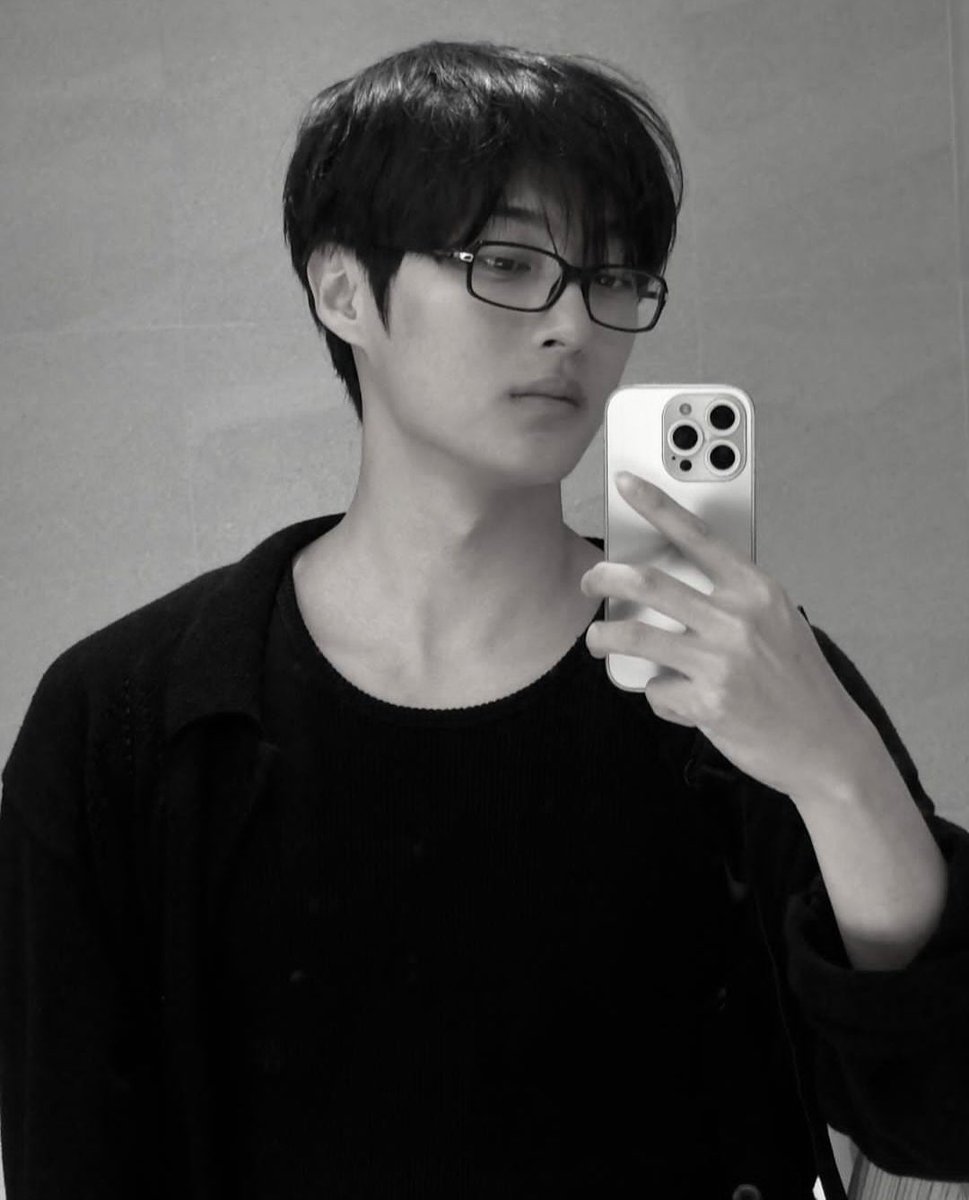 zz6zn's tweet photo. 나 이 찐따안경 좋아함 https://t.co/BVmj91Ywl2