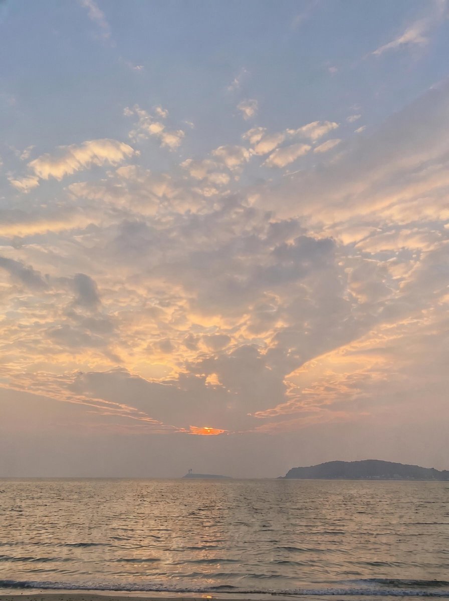Himami_ez's tweet photo. 따뜻한 바닷바람이 머리카락을 스쳐 지나갈 때, 그 순간, 오랫동안 쌓였던 불안, 내적 갈등, 그리고 이해할 수 없었던 고민들이 마치 순식간에 파도에 휩쓸려 가서 평평해진 것 같았다. https://t.co/n1ZSAiHx9A