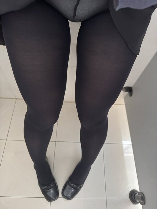 KgrudizM's tweet photo. 車好き女子の黒タイツどう？ https://t.co/zq72TJQI5B