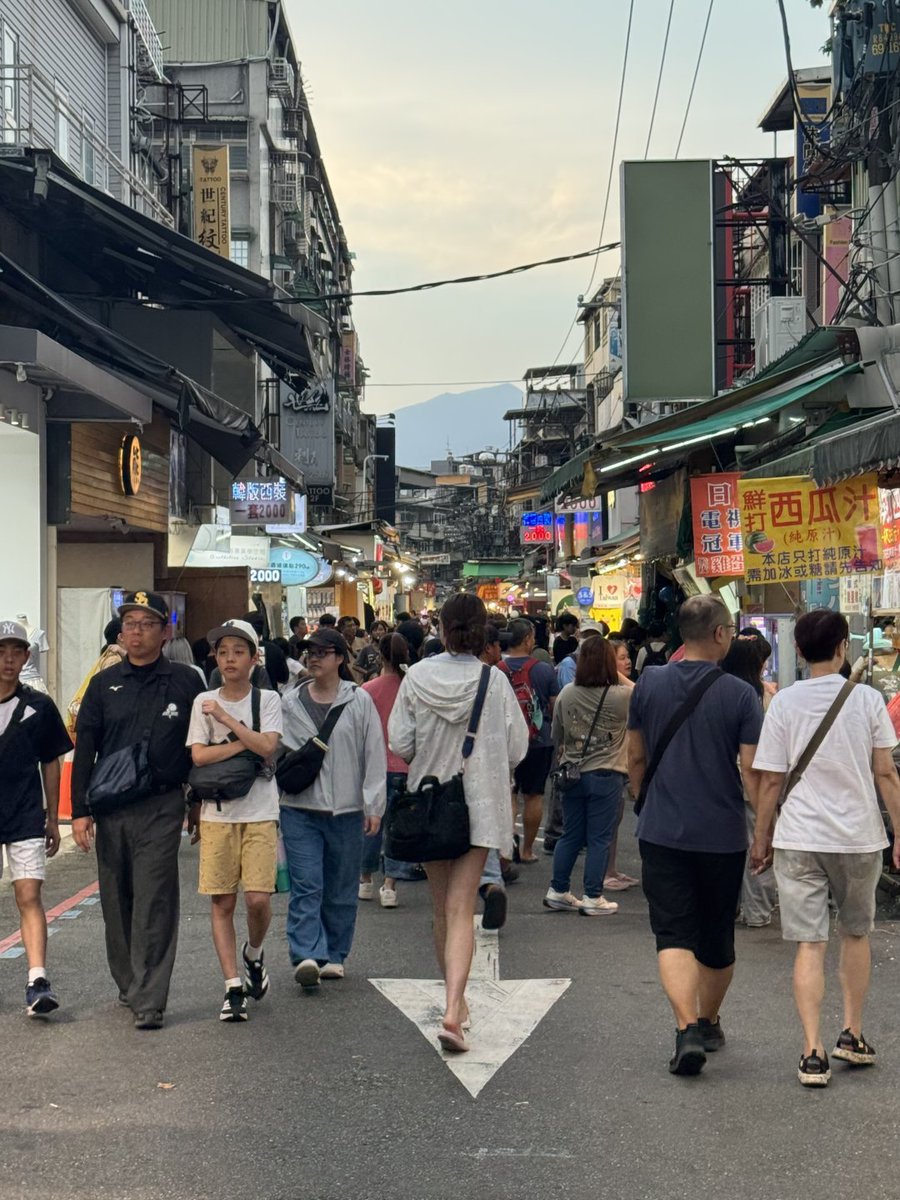 rsh3213's tweet photo. 一日の予定を終えた今、自分に少し時間を与えてリラックスするのは大切ですね。美味しい食べ物を探しに行きましょう！ https://t.co/zG9NgoBROe