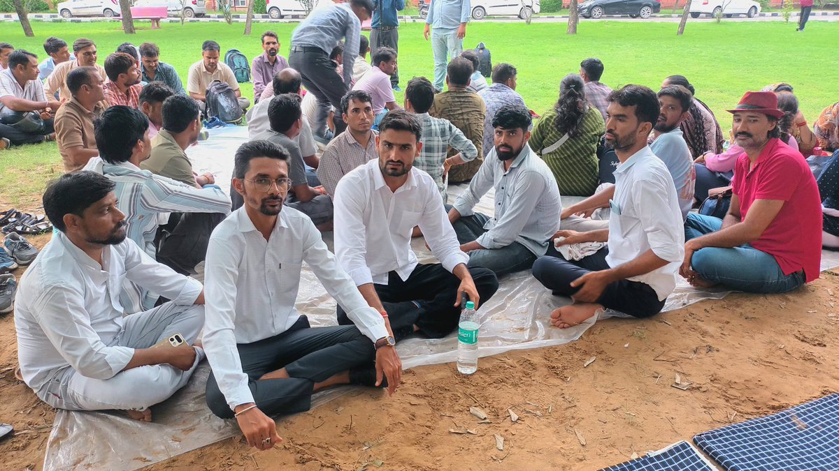 skbishnoi164's tweet photo. व्यावसायिक शिक्षा में लगे शिक्षकों के साथ हो रहे शोषण के खिलाफ आज तीन दिन से जारी भूख हड़ताल का समर्थन देने के लिए @RESMA_7 प्रदेशाध्यक्ष @JATbera1 जी धरना स्थल पर पहुँचे 
धन्यवाद सर
एक ही मांग- स्थाई जॉब पॉलिसी लागू करो 
#हरियाणा_मॉडल_लागू_करो https://t.co/lQx0Pkekez