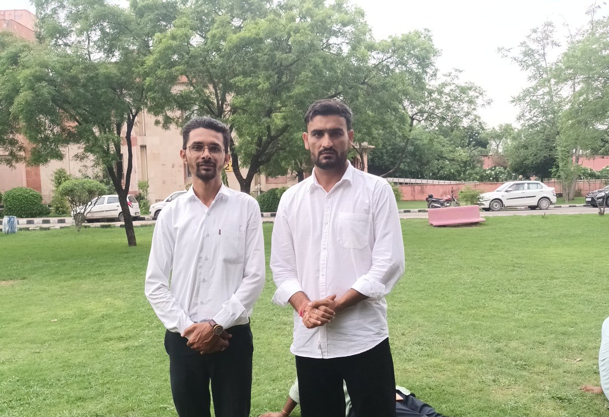 skbishnoi164's tweet photo. व्यावसायिक शिक्षा में लगे शिक्षकों के साथ हो रहे शोषण के खिलाफ आज तीन दिन से जारी भूख हड़ताल का समर्थन देने के लिए @RESMA_7 प्रदेशाध्यक्ष @JATbera1 जी धरना स्थल पर पहुँचे 
धन्यवाद सर
एक ही मांग- स्थाई जॉब पॉलिसी लागू करो 
#हरियाणा_मॉडल_लागू_करो https://t.co/lQx0Pkekez