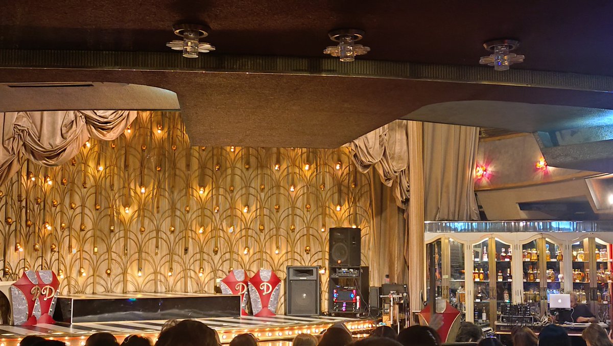 KATa_fp_fr's tweet photo. 歌謡王子祭のライブ観に行くため
大阪・十三へ。

会場は、
昭和レトロな雰囲気のキャバレー🍸️

ここでリストラーズが歌うところを
想像しちゃった😅
#リストラーズ
#昭和歌謡歌うならぴったりな場所 https://t.co/oAyU80lNI3