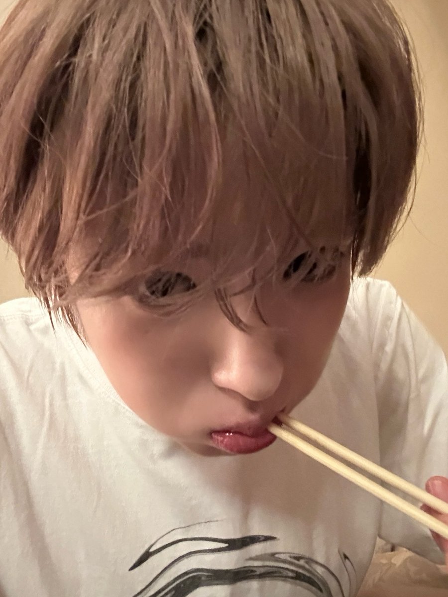 sakikuya's tweet photo. 개감동 먹방 셀카 https://t.co/914CfbpvVj