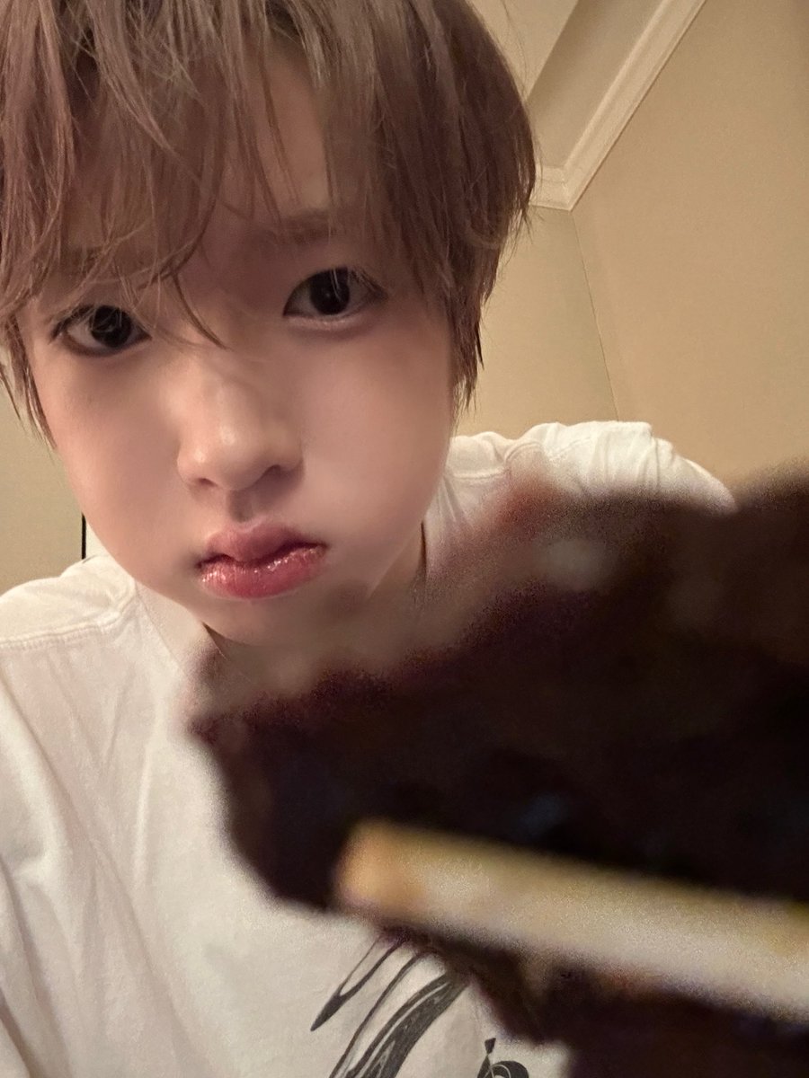 sakikuya's tweet photo. 개감동 먹방 셀카 https://t.co/914CfbpvVj