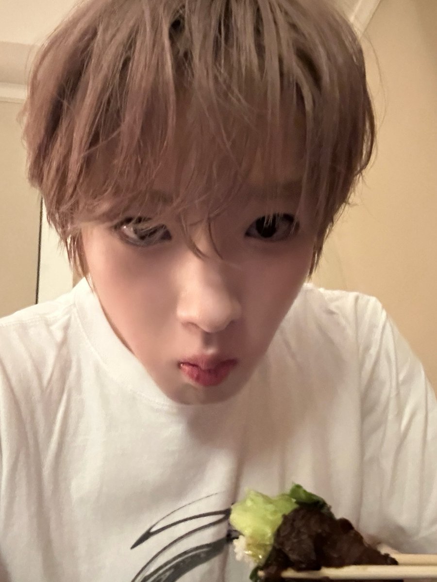 sakikuya's tweet photo. 개감동 먹방 셀카 https://t.co/914CfbpvVj