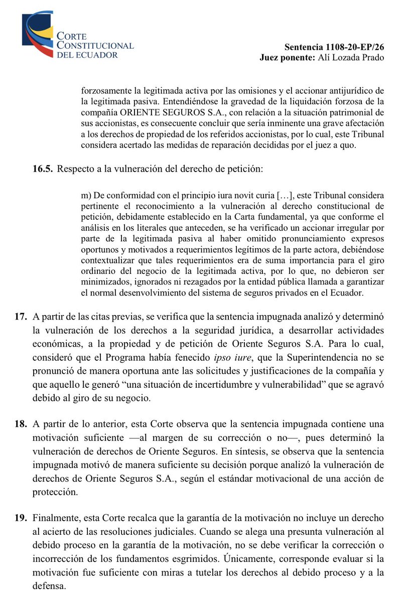 VeronicaLHM's tweet photo. 🔵Acción de protección en contra de la Superintendencia de Compañías que sí procede 

🔹Oriente Seguros S.A. presentó una acción de protección con cautelares en contra de la Superintendencia de Compañías

🔹La empresa dijo que se vulneraron sus derechos porque la Superintendencia no habría contestado oportunamente su solicitud de ampliación del plazo del Programa de Regularización

🔹La empresa ganó en primera y segunda instancia. 

🔹Entre las medidas de reparación ordenadas en primera instancia y ratificadas en segunda, están las siguientes:

1.- dejar sin efecto las resoluciones que dispusieron la liquidación forzosa de Oriente Seguros S.A. y la prórroga del programa 

2.- declaró fenecido el programa y dispuso que se inicie uno nuevo

3.- dispuso que la Superintendencia se abstenga de emitir actos administrativos que perjudiquen u obstaculicen el normal desempeño de Oriente Seguros S.A.

🔹La Superintendencia presentó una acción extraordinaria de protección que perdió.

🔺¿Qué dijo la CC?

▶️A criterio de la Corte la sentencia impugnada analizó y determinó la vulneración de los derechos a la seguridad jurídica, a desarrollar actividades económicas, a la propiedad y de petición de Oriente Seguros S.A. para lo cual, consideró que el Programa había fenecido ipso iure, que la Superintendencia no se pronunció de manera oportuna ante las solicitudes y justificaciones de la compañía y esto generó una situación de incertidumbre y vulnerabilidad que se agravó debido al giro de su negocio. 

▶️Para la Corte había motivación suficiente, pues determinó la vulneración de derechos de Oriente Seguros.

Sentencia No. 1108-20-EP/26