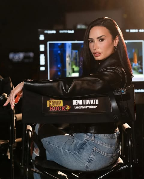 InfoDisneyHulu's tweet photo. É OFICIAL! Demi Lovato retorna como Mitchie Torres em Camp Rock 3.

Estreia em 14 de agosto no Disney+.