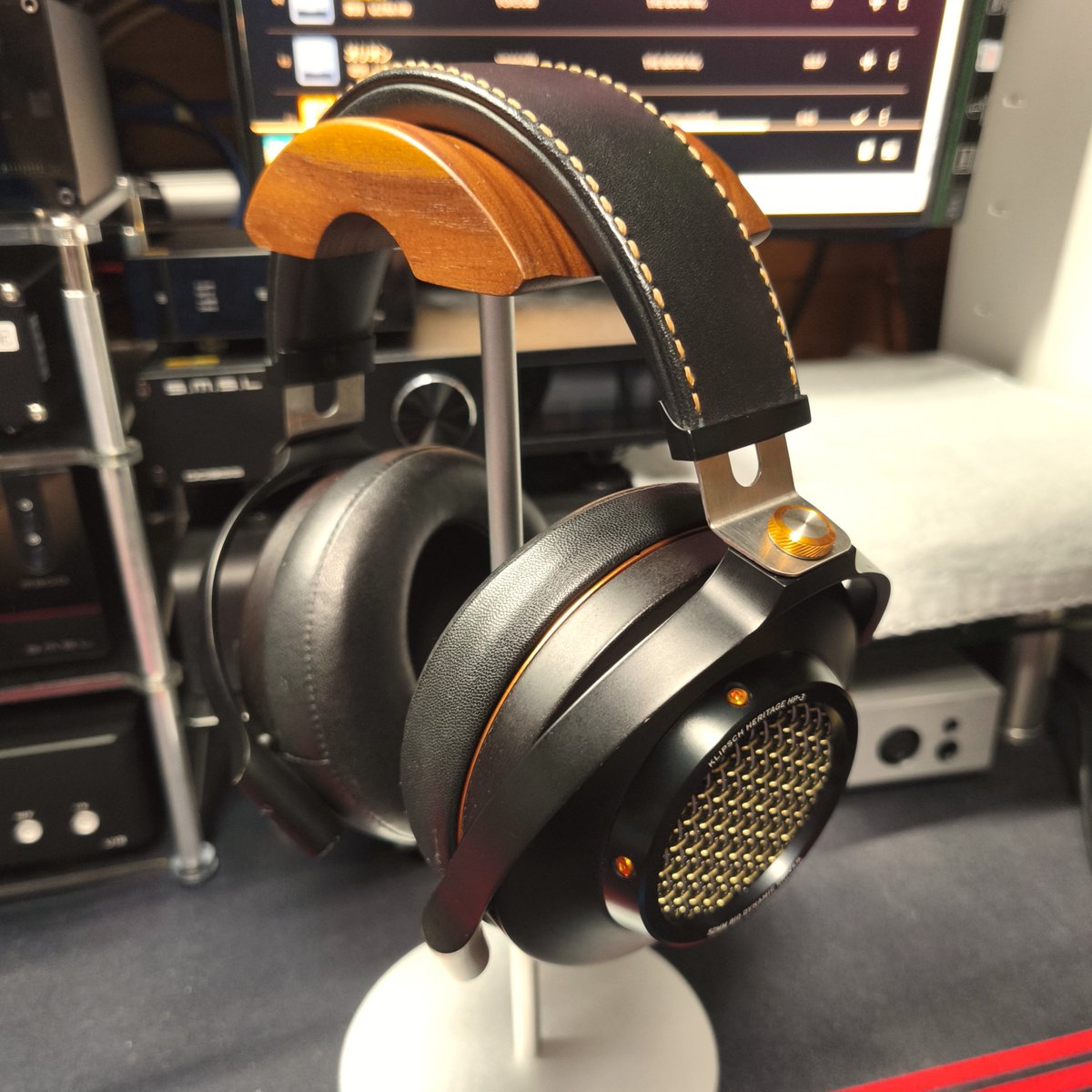 denden1175's tweet photo. MNOG
・Klipsch Heritage HP-3
黒檀ハウジング＋バイオセルロースドライバーの半開放型、なかなか珍しいヘッドホンです🎧
音は醤油豚骨のような濃厚さがありつつ、大人っぽく落ち着いた印象でした✨️
そこそこ古い製品の中古なので、なんとも言えない独特の匂いが染みついています😅 https://t.co/vfOE6slkQP