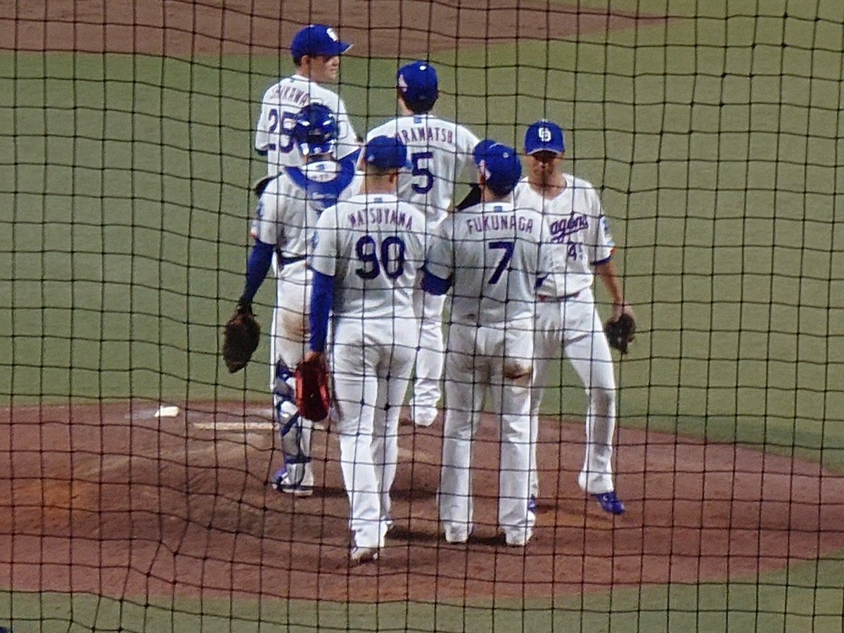 toukainomaron's tweet photo. 現地どらほー！
現地無敗4連勝ほー！
わくいさんダルマ？もってる(笑)
ダルマに目入れてる！ https://t.co/gMxz5NjKwM