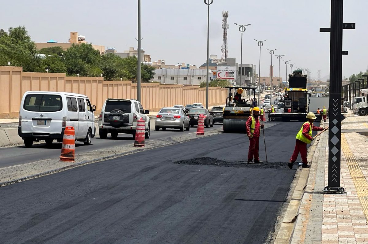 asirmunicipal's tweet photo. وتيرة عملٍ لا تتوقف لرفع كفاءة الطرق عبر تنفيذ أعمال الصيانة والتأهيل المستمرة بما يعزز انسيابية الحركة المرورية ويرفع مستويات السلامة ويواكب مستهدفات تطوير البنية التحتية .

📍طريق المحاله
#أمانة_عسير https://t.co/3aWPjg8YMo