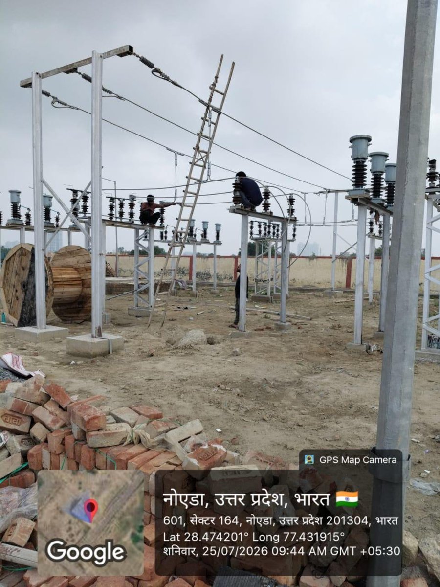 noida_authority's tweet photo. आज, दिनांक 05-08-2026 को प्राधिकरण की टीम द्वारा सैक्टर-164 में निर्माणाधीन 33/11 केवी विद्युत उपकेंद्र के कार्यों का निरीक्षण किया गया। 

यह विद्युत उपकेंद्र क्षेत्र में स्थापित होने वाले उद्योगों एवं आसपास के गांवों को निर्बाध विद्युत आपूर्ति सुनिश्चित करेगा। परियोजना को 31 अगस्त 2026 तक पूर्ण करने का लक्ष्य निर्धारित है।

#NoidaAuthority
#NoidaUpdates
#PowerInfrastructure
#NoidaBanegaNo.1
#Noida #CitizenFirst