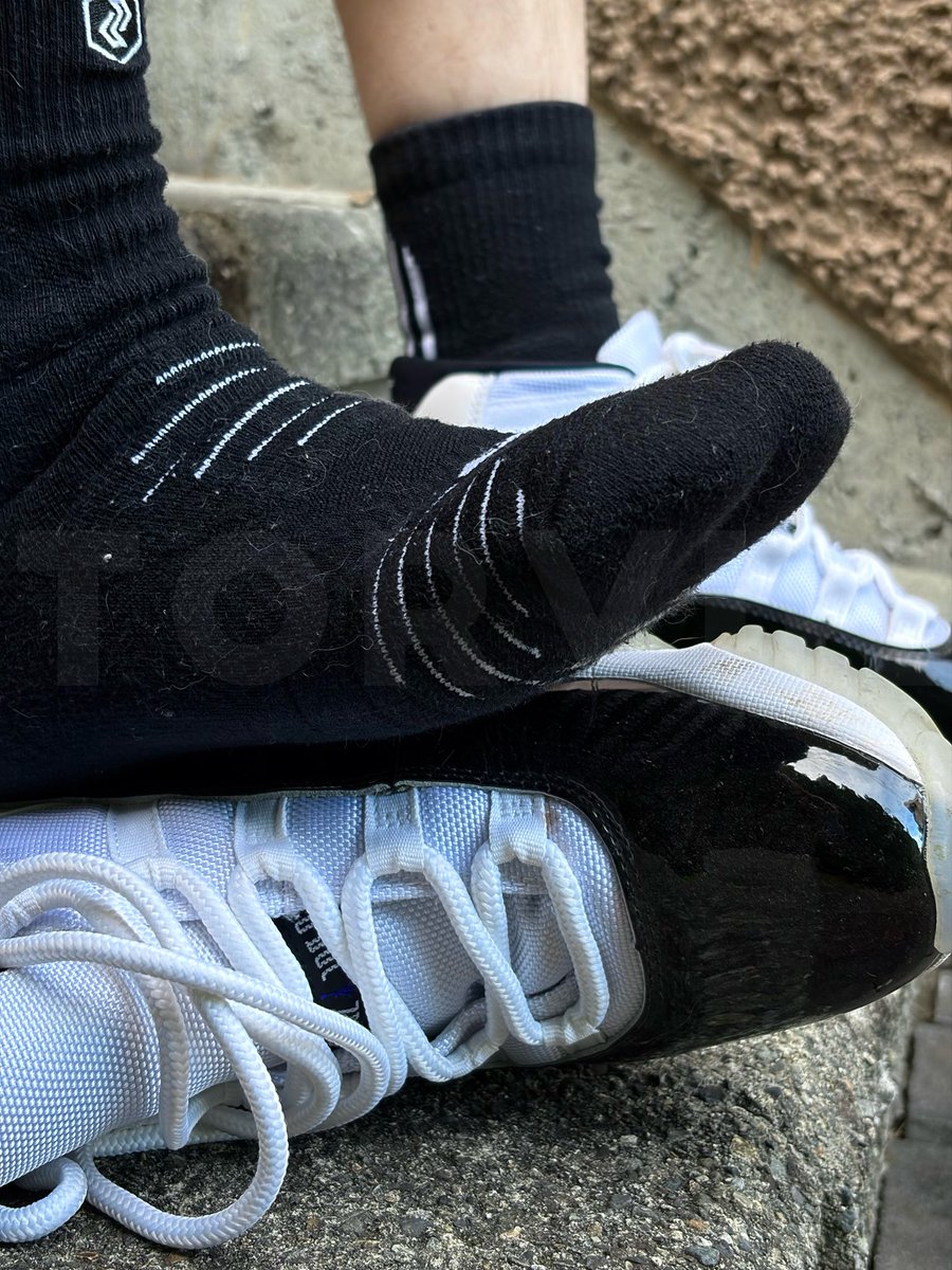 torvik0248's tweet photo. 你的角度，现在应该做什么？
#Sneakers 
#AJ11 
#MaleSocks 
#BlackSocks https://t.co/XnO0YqiHfL