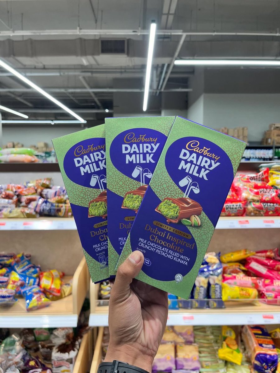 zeaidennn's tweet photo. Dengan PEDEnya aku nanya ke kasir Alfamart dan Indomaret “ka ada Cadbury Dairy Milk Pistachio gak?” sambil nunjukin foto² ini🥺

Dan yaps, akhirnya dapet juga setelah banyak drama😭￼ https://t.co/7RBczlWvFl