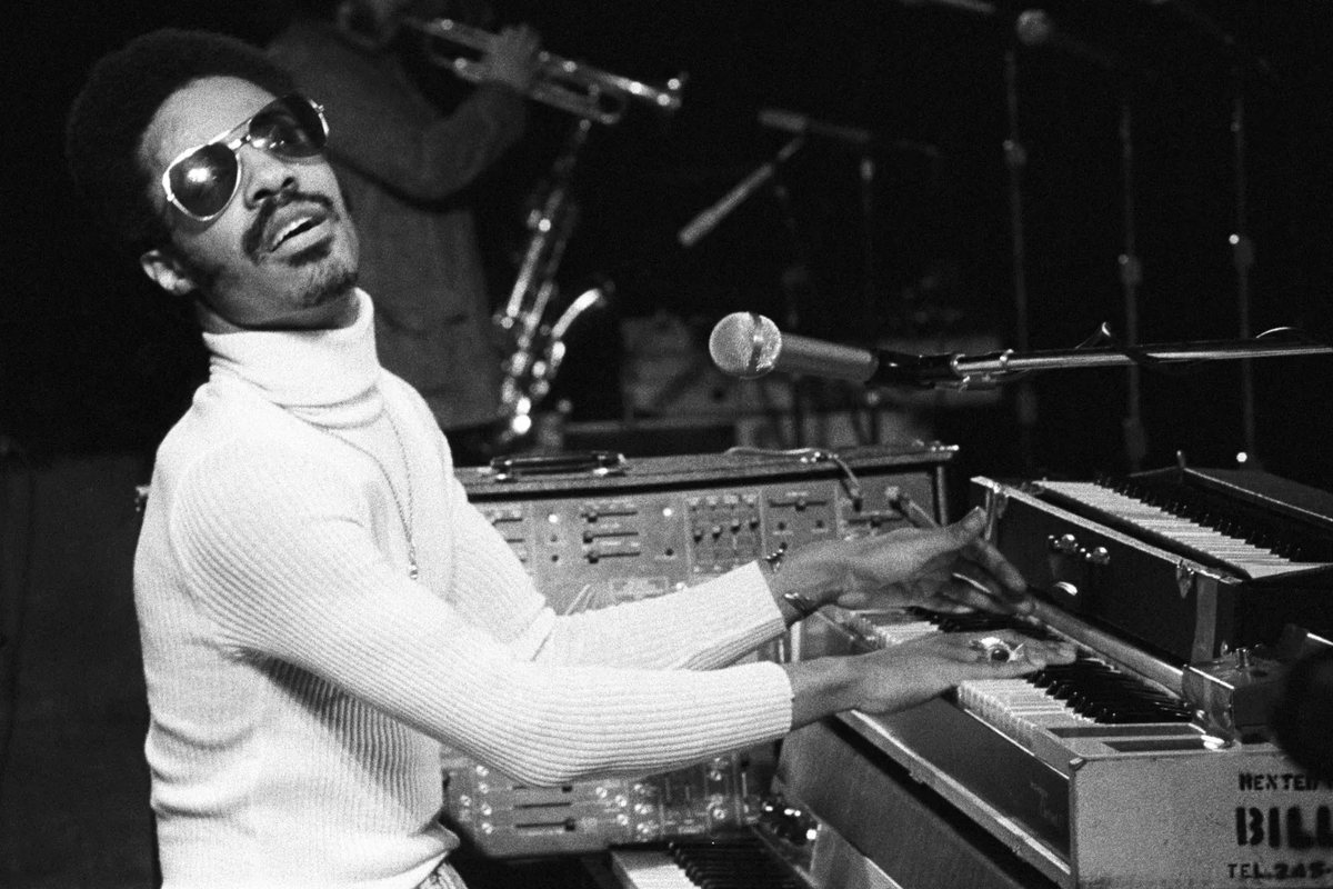 70sweekly's tweet photo. August 5, 1975: Stevie Wonder signs the largest contract for a single artist in history: $13 million over seven years for seven albums with Tamla/Motown. https://t.co/Y12k2BUx3L