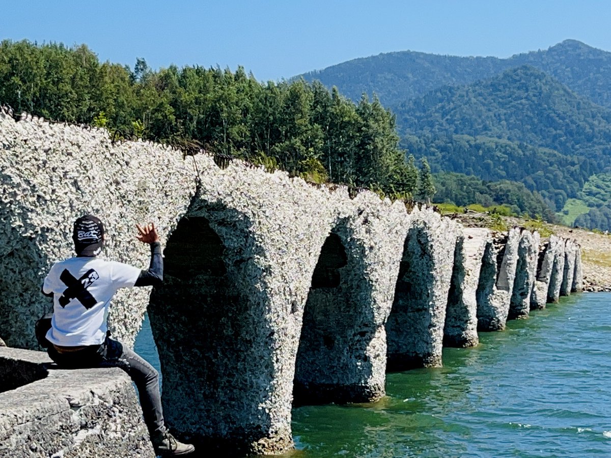 2323peterpan's tweet photo. 北海道(61日目)

晴天☀️

①屈斜路湖畔林道
　2日前の林道ショート動画です🎥

②タウシュベツ川橋梁
　4年連続で訪問🏍️
　今回は水位が高く橋梁の半分が水面から出ていました。
　まだ冬のタウシュベツ川橋梁を見たことが無いのでチャンスがあれば…

③士幌高原展望台
　ナイタイ高原と比べると牧場の広さは劣りますが白雲など連なる山は見応えあり✨

④然別湖湖底線路

今日も楽しい一日をありがとう😊