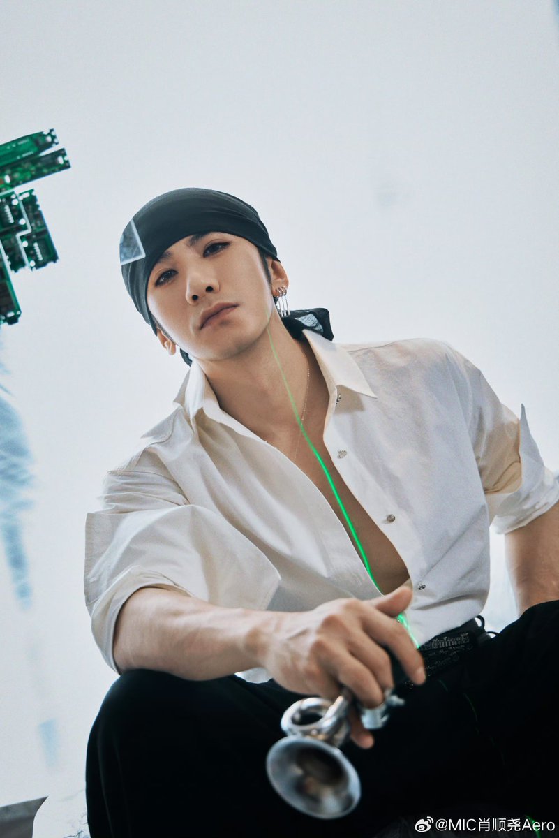 Sonia93_OnlyMe's tweet photo. "I'm going to be the world's greatest swordsman! All I have left is my destiny! My name may be infamous... but it's gonna shake the world!"

I'm here at the Moon Lake, admiring  the beauty of this man. Does he look like Zoro with this outfit? 😍

#arsscripta #xiaoshunyao #cdrama https://t.co/02lkD3zPhX
