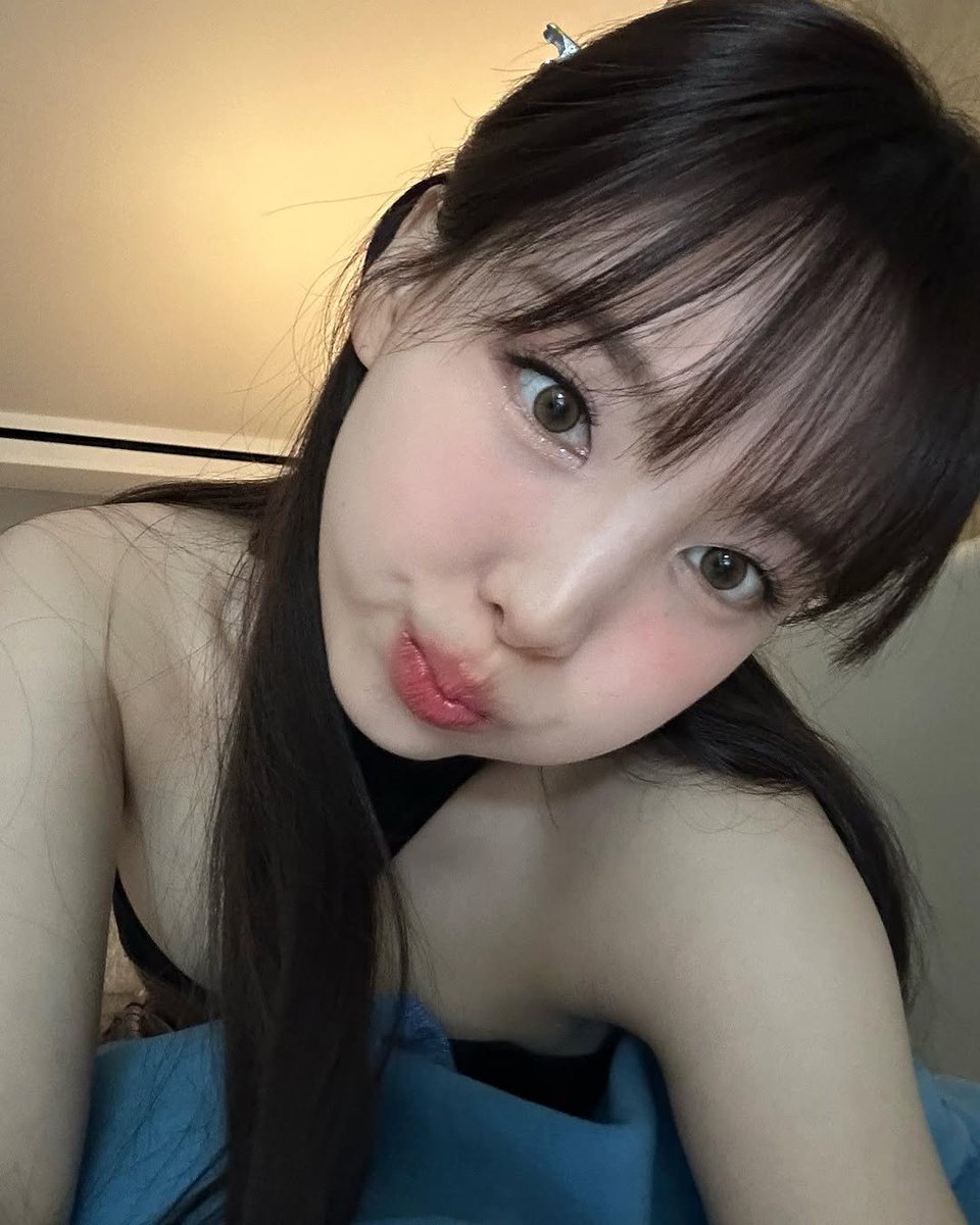 naayeoniy's tweet photo. Sooo, whatcha up to? https://t.co/TeWPWY9lxw