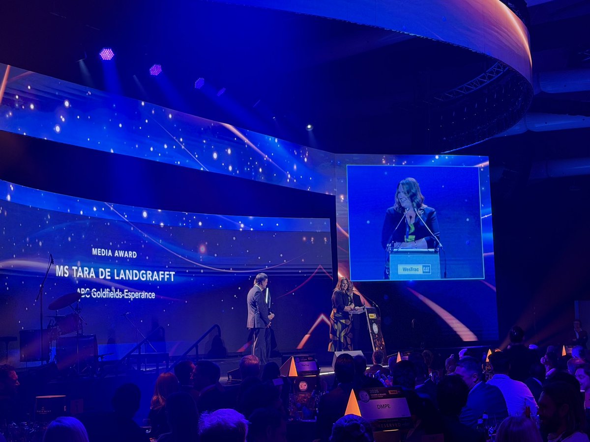 kristiebatten's tweet photo. The @diggersndealers Media Award goes to @TaraDeLand https://t.co/FvTpy21Am6