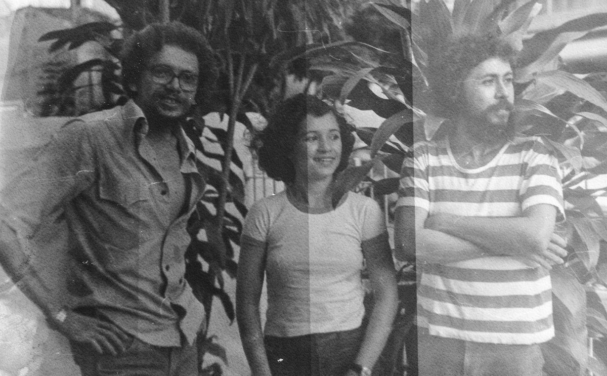 cinelimite's tweet photo. Nas fotos, vemos esse coletivo vivendo, criando, se divertindo e se apaixonando. São imagens da vida compartilhada que tornou possíveis filmes como Porenquanto e Tupy Niquim, realizados em 1974. https://t.co/XLRsZ3ivj1