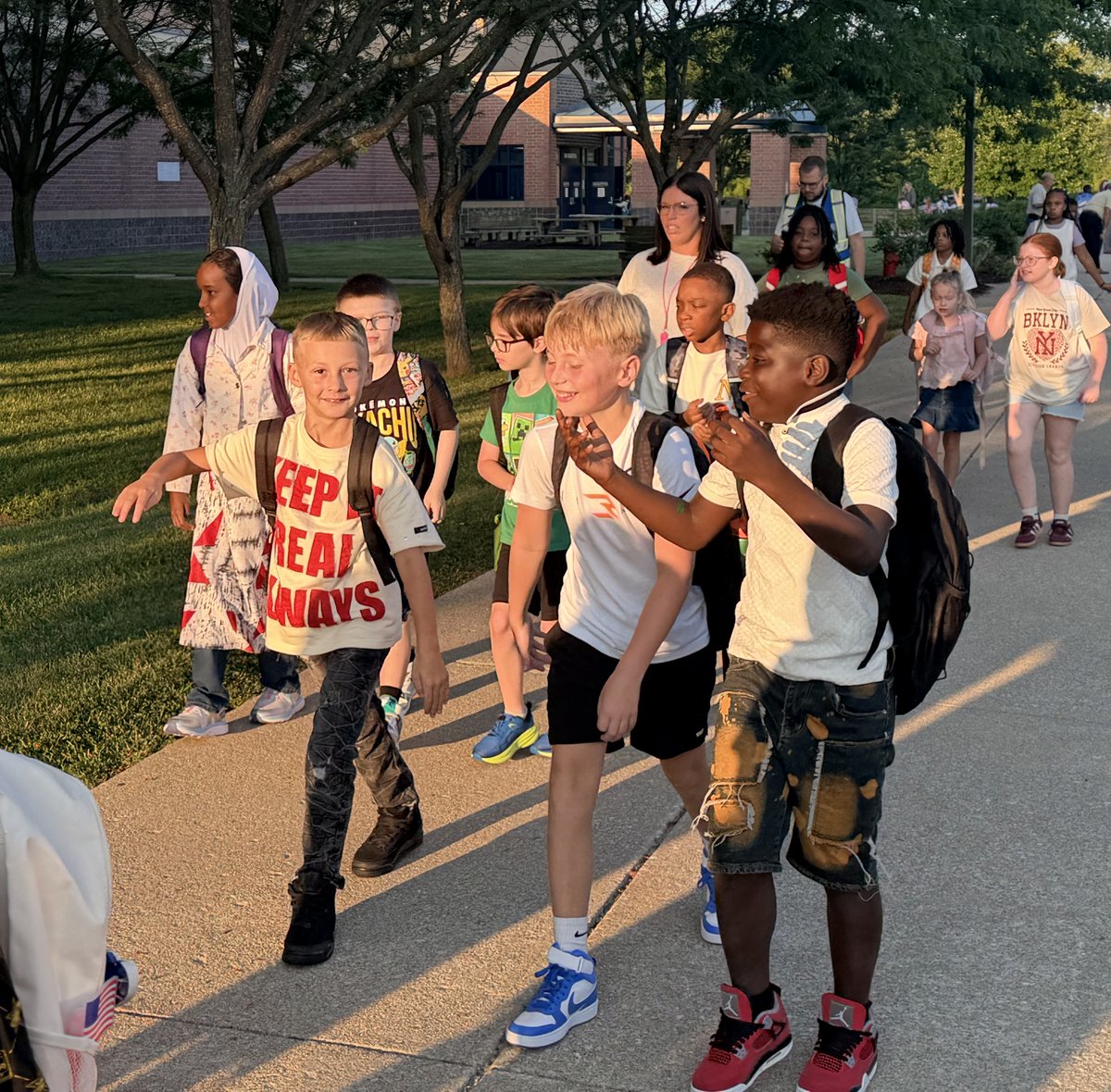 MSDDecatur's tweet photo. Lots of smiles and excitement as students were welcomed to Blue and Gold Academies! #DecaturProud https://t.co/POuNV3qISF