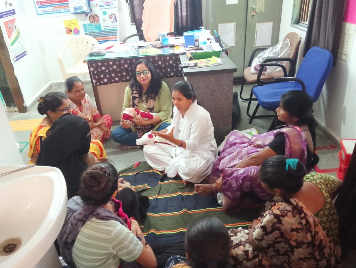 Jigisha76668778's tweet photo. આજ રોજ AAM સવગઢના મમતા સેશનમાં ANC તથા PNC માતાઓને સ્તનપાન (Breastfeeding) ની યોગ્ય ટેકનિક, તેના ફાયદાઓ તેમજ નવજાત શિશુને જન્મ પછી તરત જ અને માત્ર માતાનું દૂધ આપવાના મહત્વ વિશે આરોગ્ય શિક્ષણ અને માર્ગદર્શન આપવામાં આવ્યું.@CdhoSabarkantha @THOHimatnagar @CentreDerol https://t.co/SzFWzINRJB